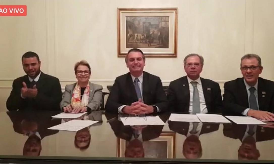 Bolsonaro participa de live com os ministros Paulo Guedes, Tereza Cristina e Bento Costa Lima Foto: Reprodução