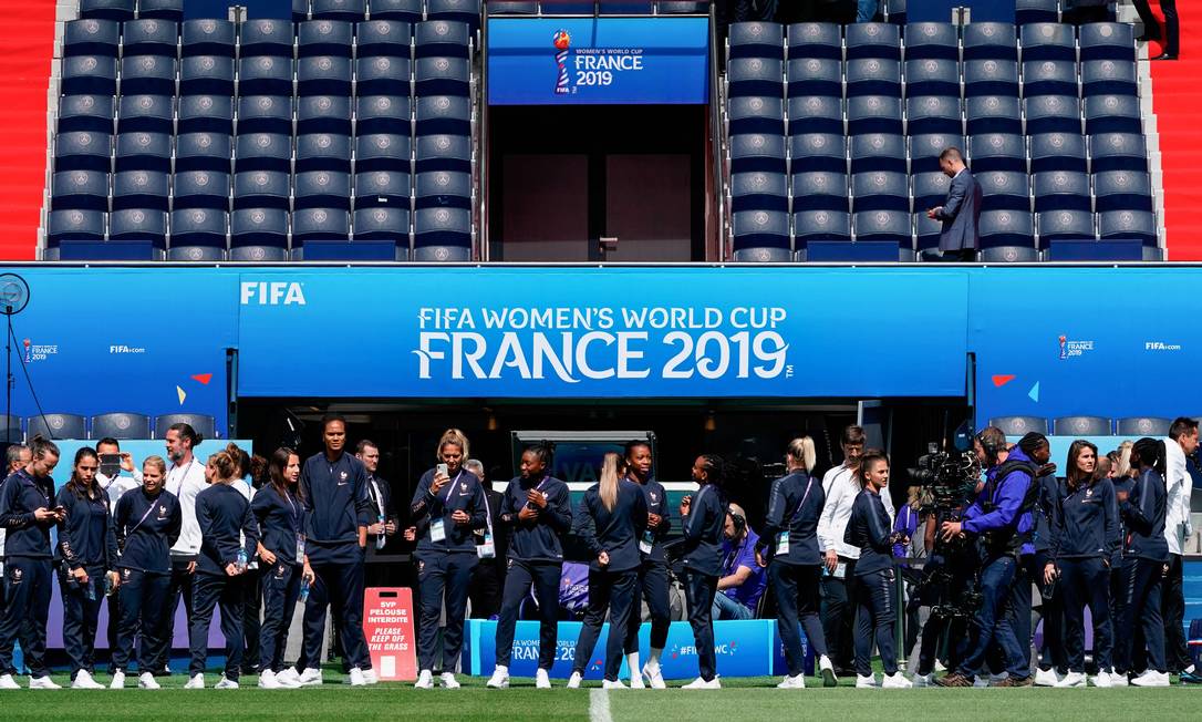 Anfitriãs fizeram reconhecimento do gramado do Parc des Princes, palco da estreia da Copa do Mundo Feminina Foto: LIONEL BONAVENTURE / AFP