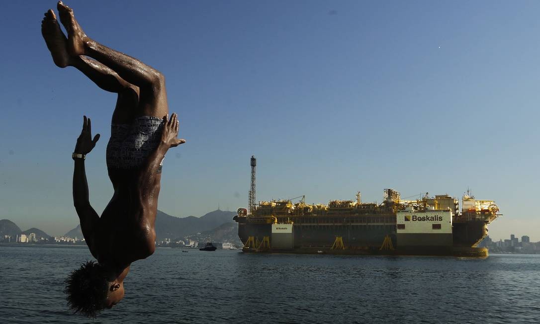 Plataforma P 67 na Baía de Guanabara Foto: Antonio Scorza / Agência O Globo