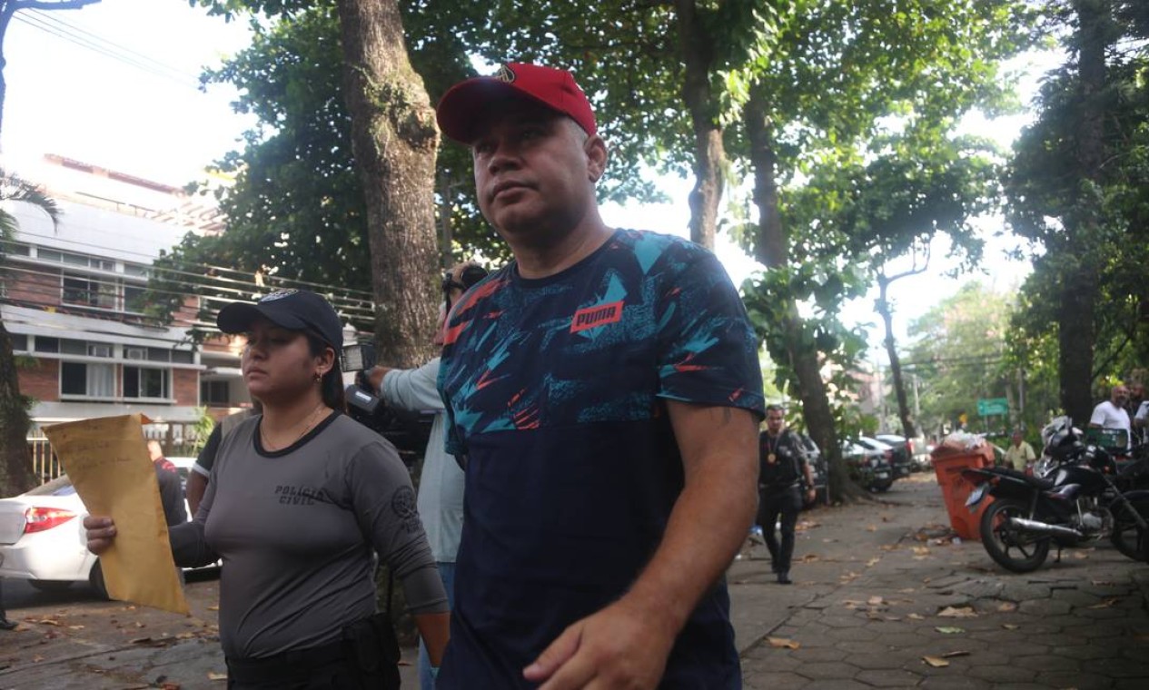 O bombeiro Maxwell Simões Correa, conhecido como Suel (de boné vermelho) prestou depoimento na Delegacia de Homicídios na Barra da Tijuca. Ele foi um dos alvos da Operação Lume Foto: Fabiano Rocha / Agência O Globo