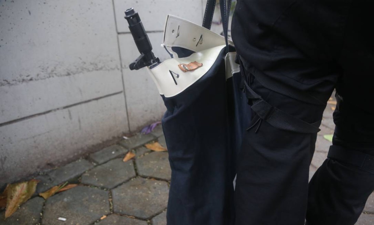 Na casa de Suel, os policiais apreenderam uma réplica de fuzil e documentos Foto: Fabiano Rocha / Agência O Globo