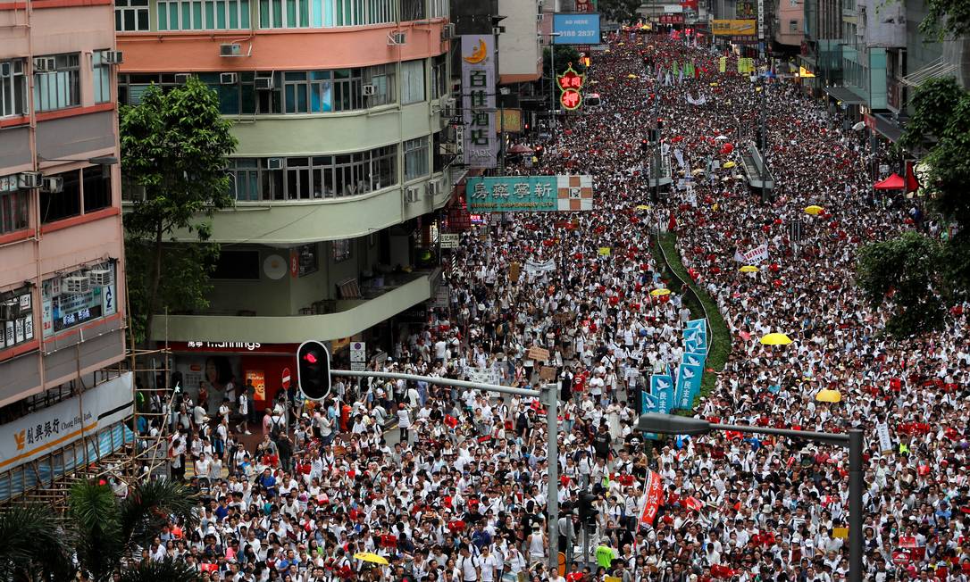 Demonstrators attend a protest to demand authorities scrap a proposed extradition bill with China, in Hong Kong, China June 9, 2019. REUTERS/Tyrone Siu Foto: TYRONE SIU / REUTERS