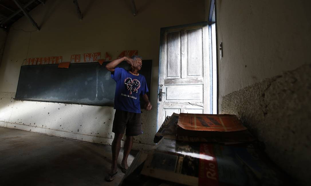 José Carlos Belgone mora em colégio desativado, em Santo Antônio de Pádua: livros apodrecem Foto: Antonio Scorza / Agência O Globo