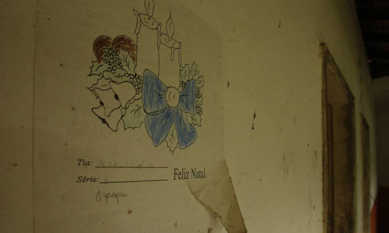 Na parede da escola Boa Sorte, no cartaz, registro do último ano de funcionamento Foto: Antonio Scorza / Agência O Globo