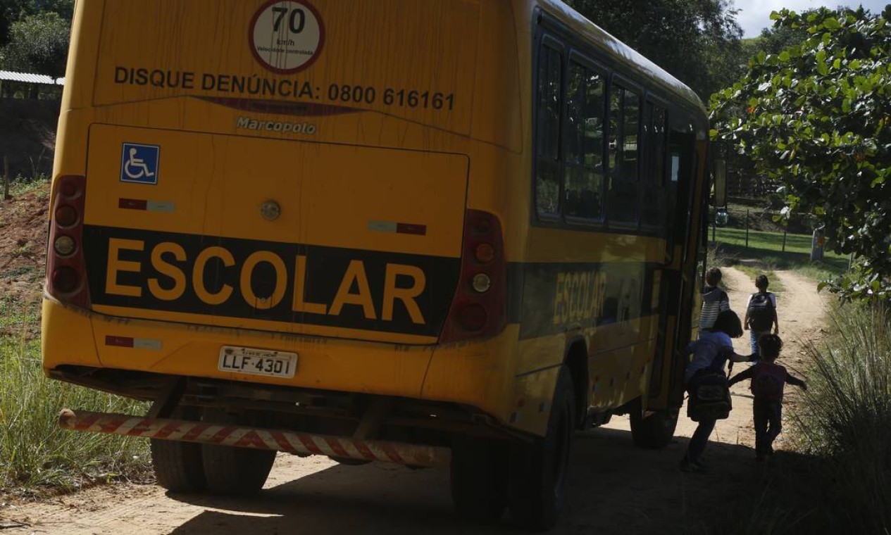 Em Santo Antônio de Pádua, criancas desembarcam do ônibus fretado pela prefeitura que faz o transporte escolar Foto: Antonio Scorza / Agência O Globo
