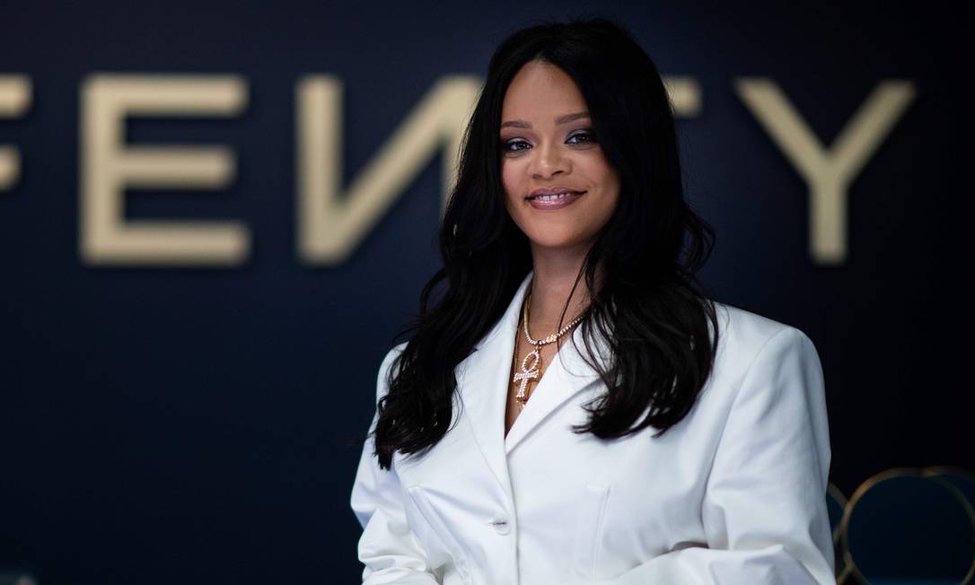 Rihanna participa de evento promocional de sua marca Fenty, em Paris Foto: MARTIN BUREAU / AFP