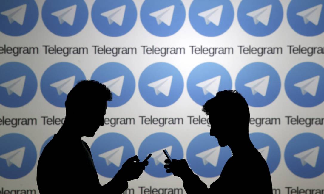 Homens posam diante de painel com logotipos do aplicativo Telegram Foto: DADO RUVIC 18-11-2015 / Reuters