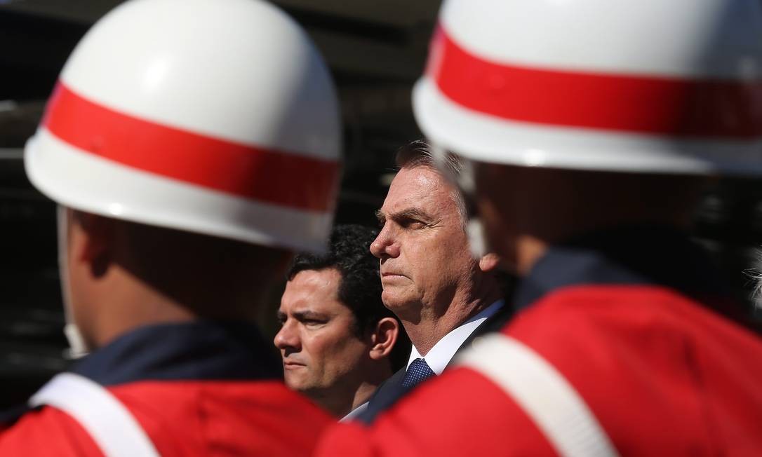 During the 154th anniversary ceremony of the Naval Battle of Riachuelo, in Brasilia, Bolsonaro and Moro walk side by side. This was the first meeting after the leak of the dialogues between Moro and Dallagnol Photo: Jorge William / Agência O Globo - 11/06/2019 