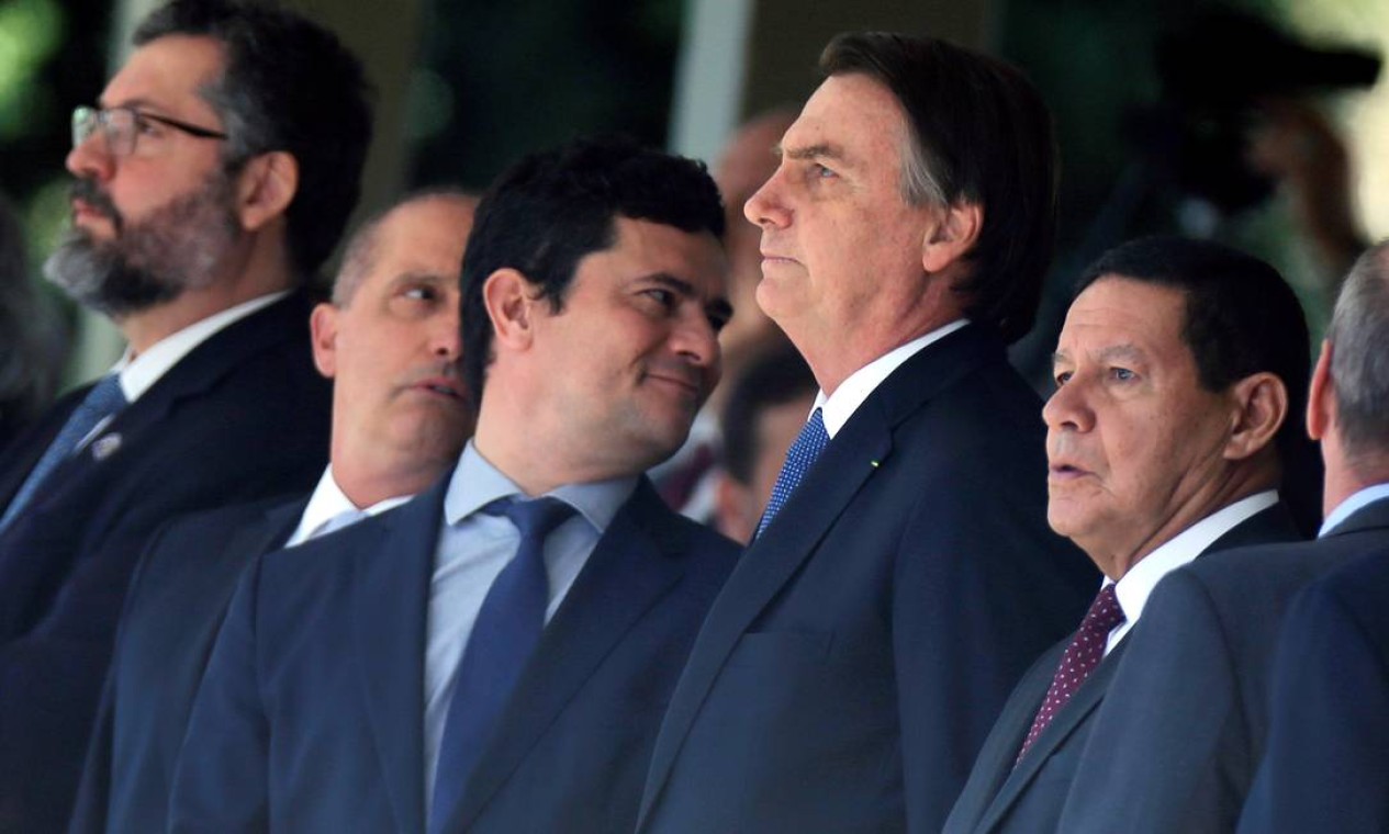 Jair Bolsonaro chegou ao evento em Brasília de lancha com o ministro Sergio Moro Foto: ADRIANO MACHADO / REUTERS