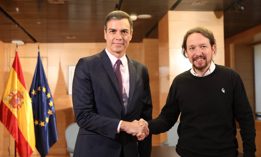 O primeiro-ministro espanhol, Pedro Sanchéz, cumprimenta Pablo Iglesias, secretário-geral do Podemos, após encontro Foto: Reprodução/Twitter 