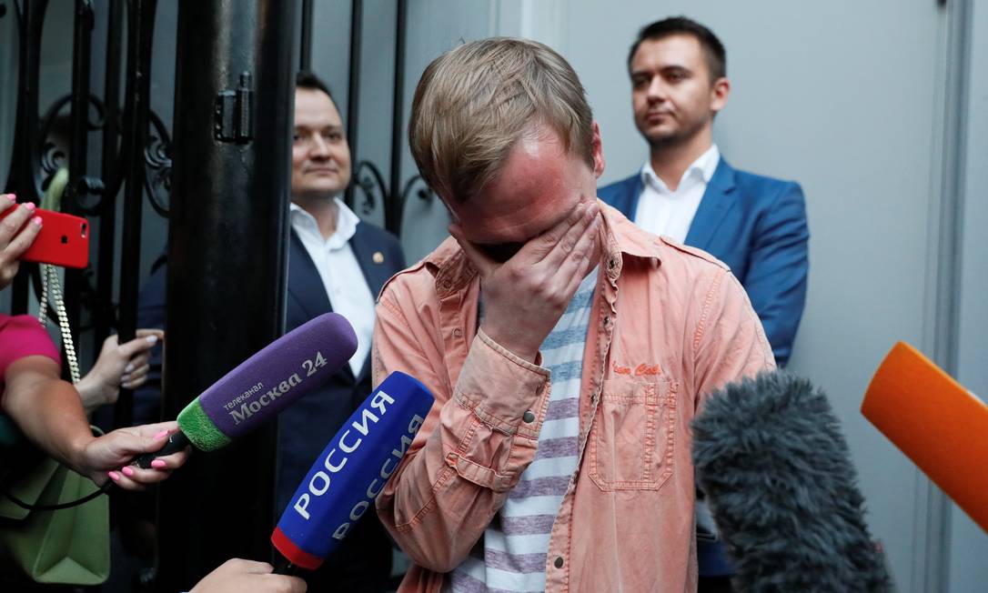 Jornalista russo Ivan Golunov chora após ser libertado nesta terça-feira, em Moscou. As acusações de tráfico de drogas, que motivaram a prisão dele na semana passada, foram retiradas pela justiça. Policiais que participaram da prisão dele foram suspensos. Foto: SHAMIL ZHUMATOV / REUTERS