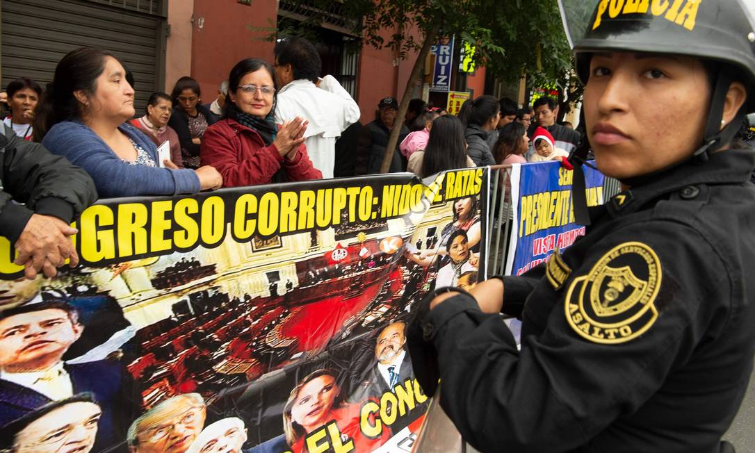 Protesto contra corrupção diante do Congresso Nacional peruano em Lima. Escândalo de propinas pagas pela Odebrecht provocou uma tempestade na vida política peruana, envolvendo até 4 ex-presidentes e centenas de funcionários públicos
Foto: CRIS BOURONCLE / AFP