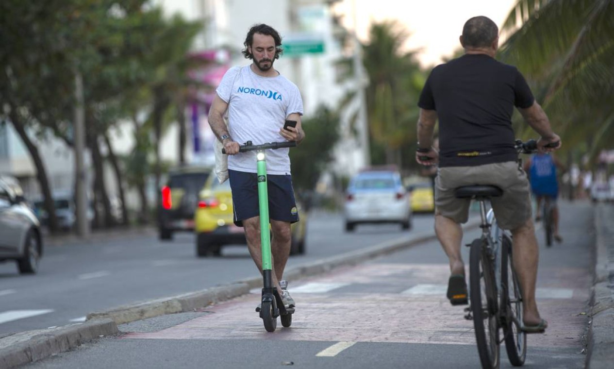Homem percorre a Orla do Rio sob duas rodas Foto: Alexandre Cassiano / Agência O Globo