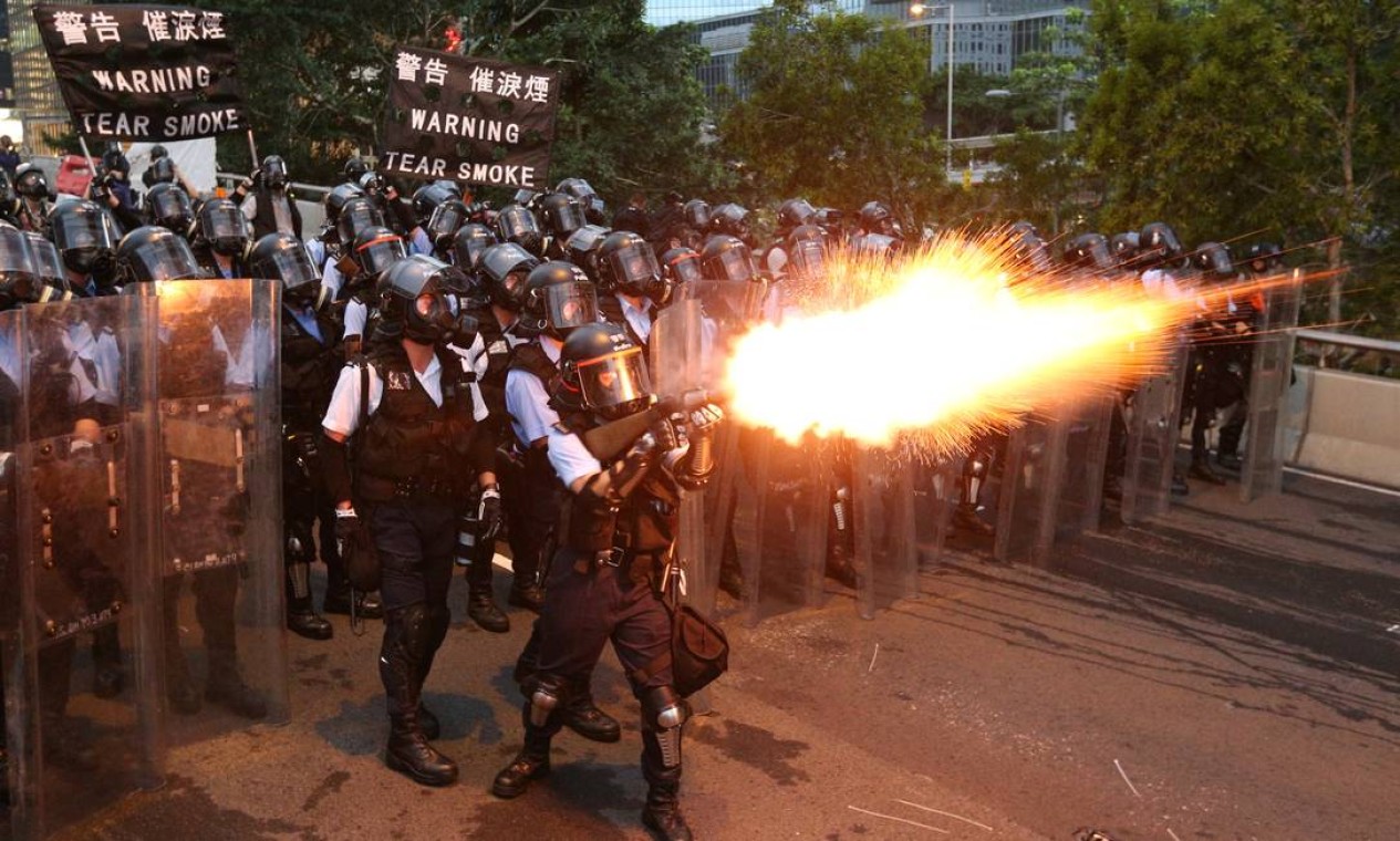 Policiais disparam gás lacrimogêneo durante uma manifestação contra uma proposta de lei de extradição em Hong Kong, China Foto: ATHIT PERAWONGMETHA / REUTERS