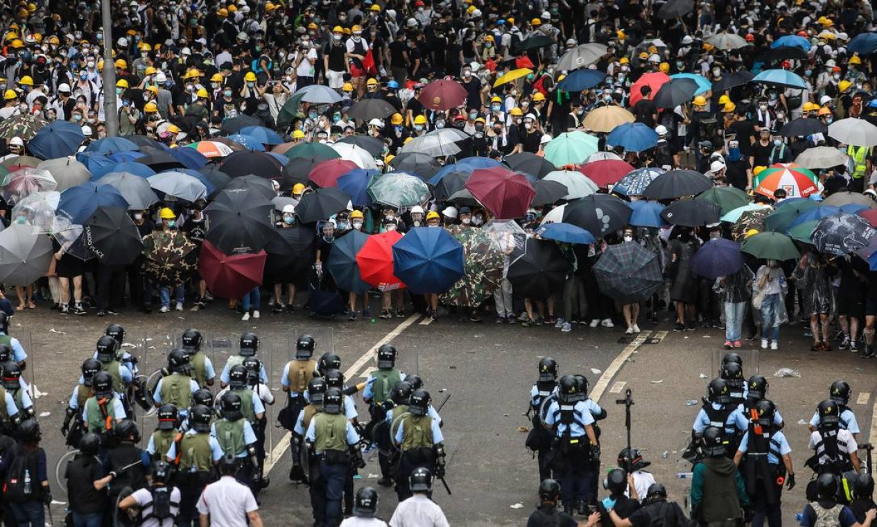 Dezenas de milhares de pessoas bloquearam as ruas principais em uma demonstração de força contra os planos do governo local de permitir extradições Foto: DALE DE LA REY / AFP