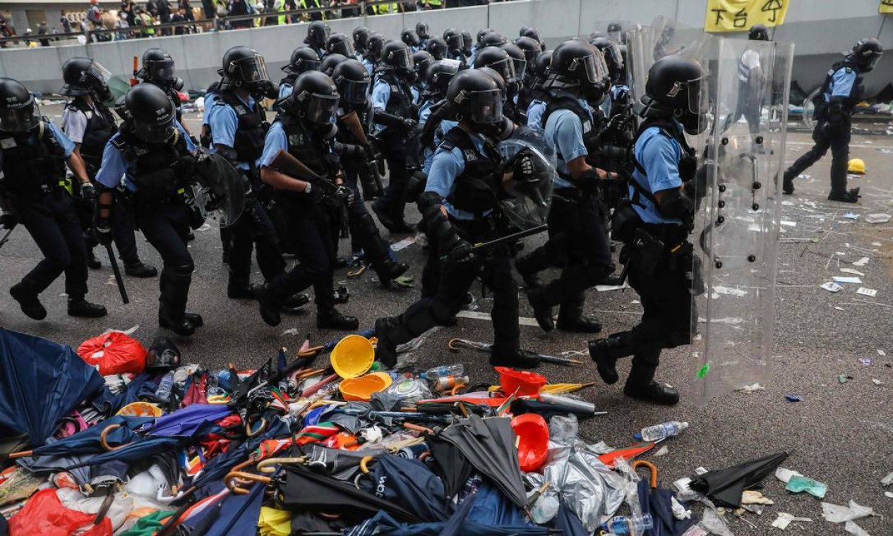 A polícia avançou em direção a manifestantes. Estudantes não foram às aulas para participar dos protestos Foto: DALE DE LA REY / AFP