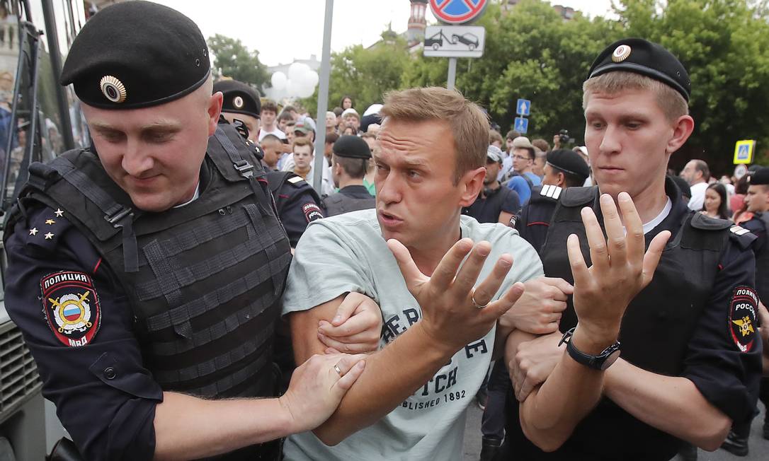 Alexei Navalny é detido pela polícia em manifestação a favor do jornalista Ivan Golunov Foto: MAXIM SHEMETOV / REUTERS