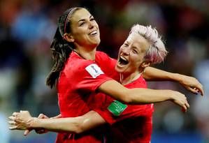 As craques da seleção americana Alex Morgan e Megan Rapinoe comemoram o 12º gol sobre a Tailândia na estreia da Copa do Mundo Foto: CHRISTIAN HARTMANN / REUTERS