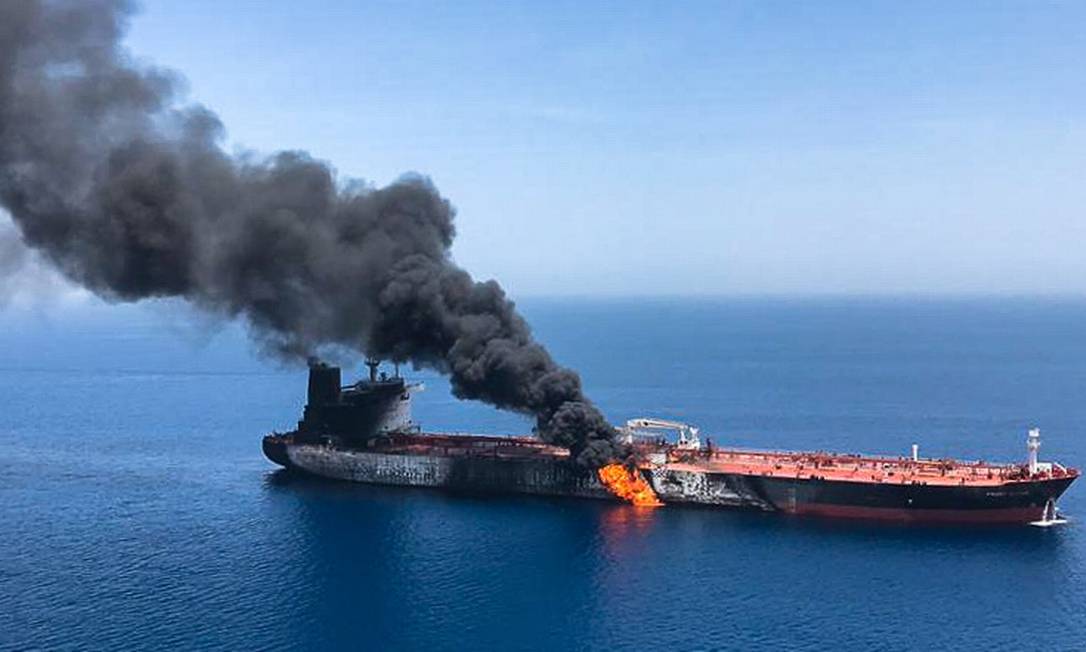 Foto do petroleiro "Front Altair", envolvido no incidente desta quinta-feira no Estreito de Ormuz. EUA, Reino Unido e Arábia Saudita acusam o Irã de ter atacado as duas embarcações. Teerã nega.
Foto: ISNA / AFP
