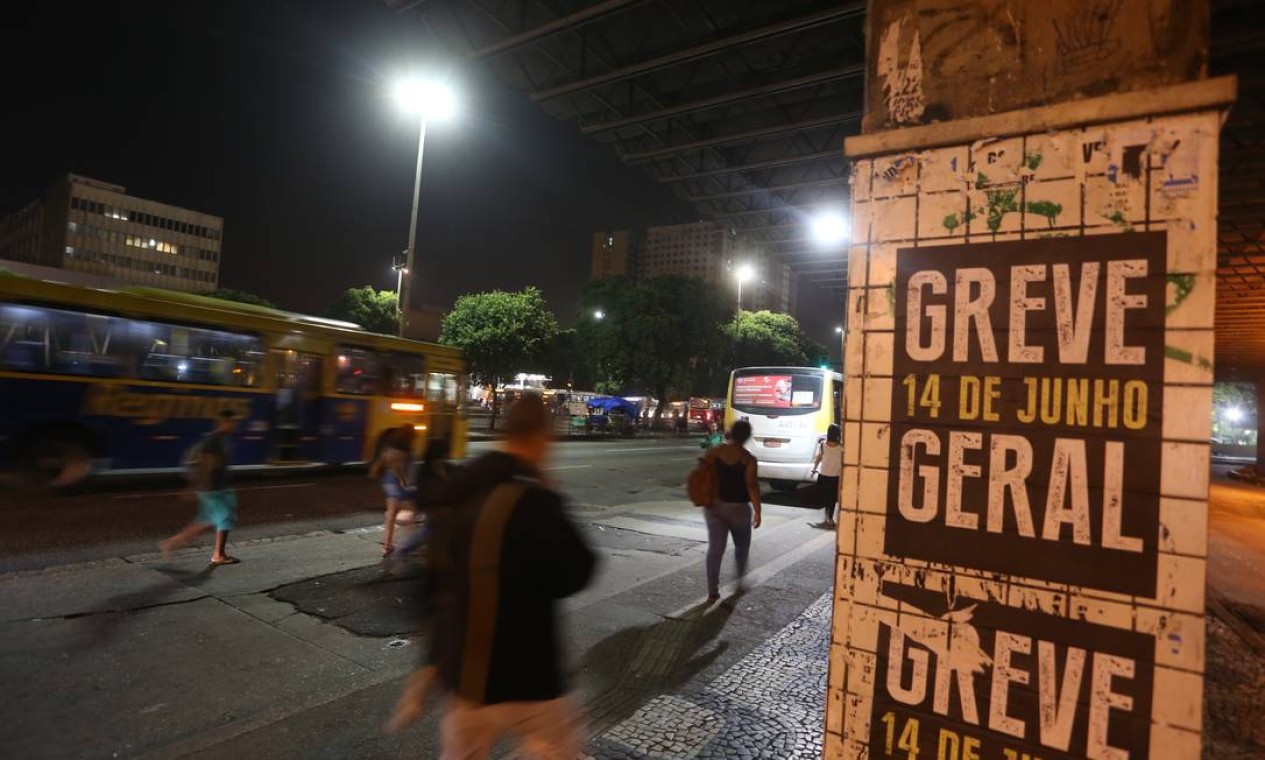 No Centro do Rio, a movimentação era normal no fim da madrugada Foto: Fabiano Rocha / Agência O Globo