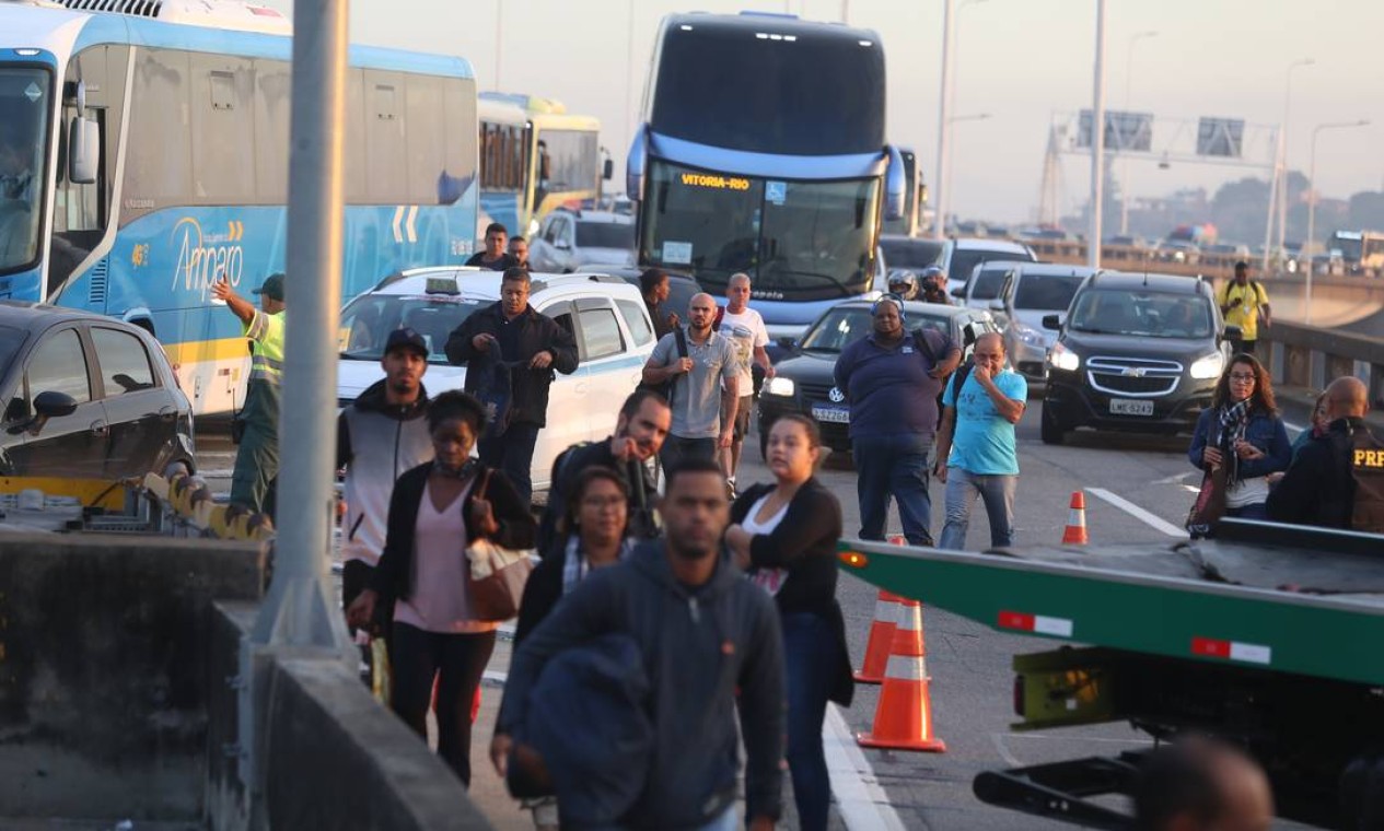 Passageiros de ônibus descem na Ponte Rio-Niterói por causa de protesto contra a Reforma da Previdência Foto: Fabiano Rocha / Agência O Globo