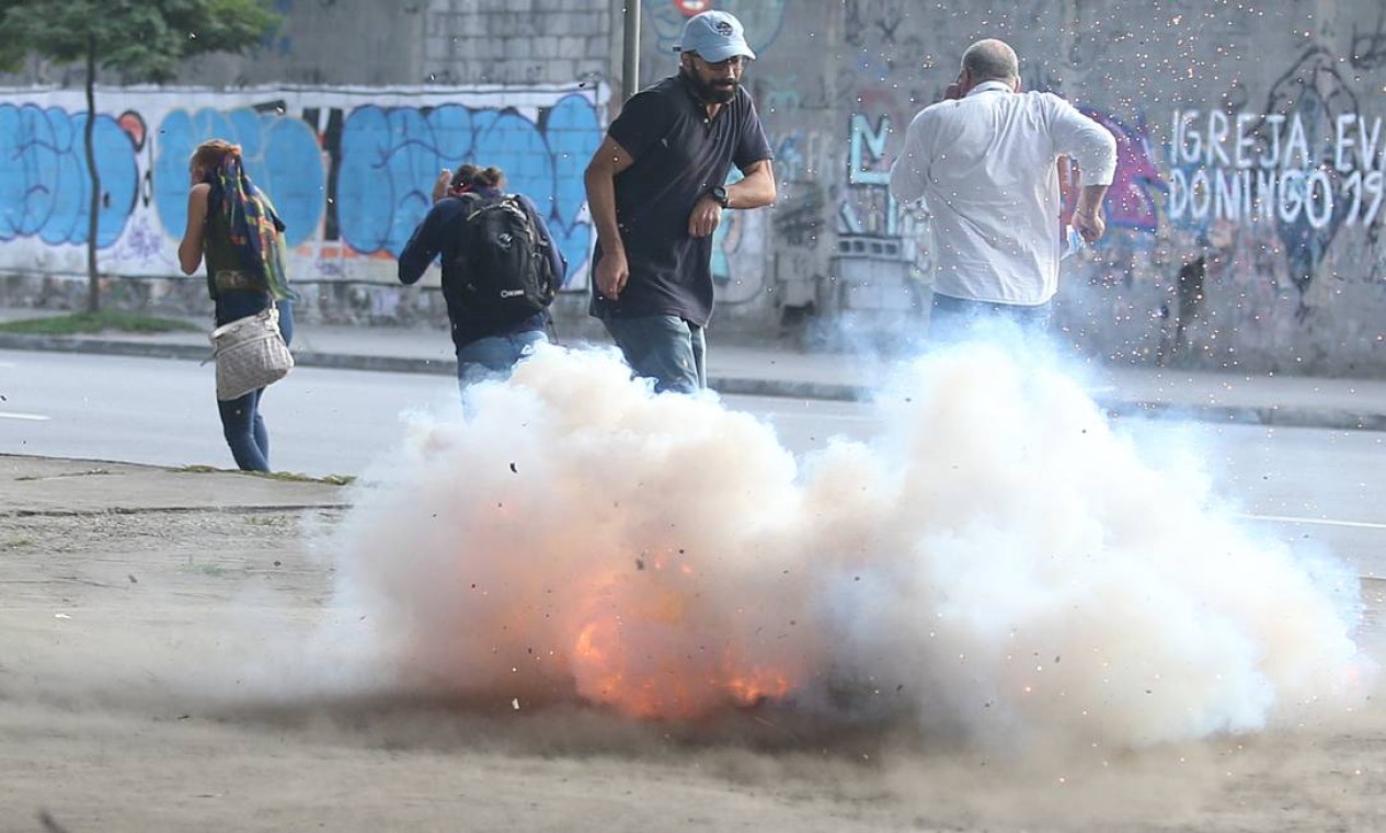 Bomba de efeito moral foi lançada para dispersar manifestantes em frente ao Into, no Rio Foto: Fabiano Rocha / Agência O Globo