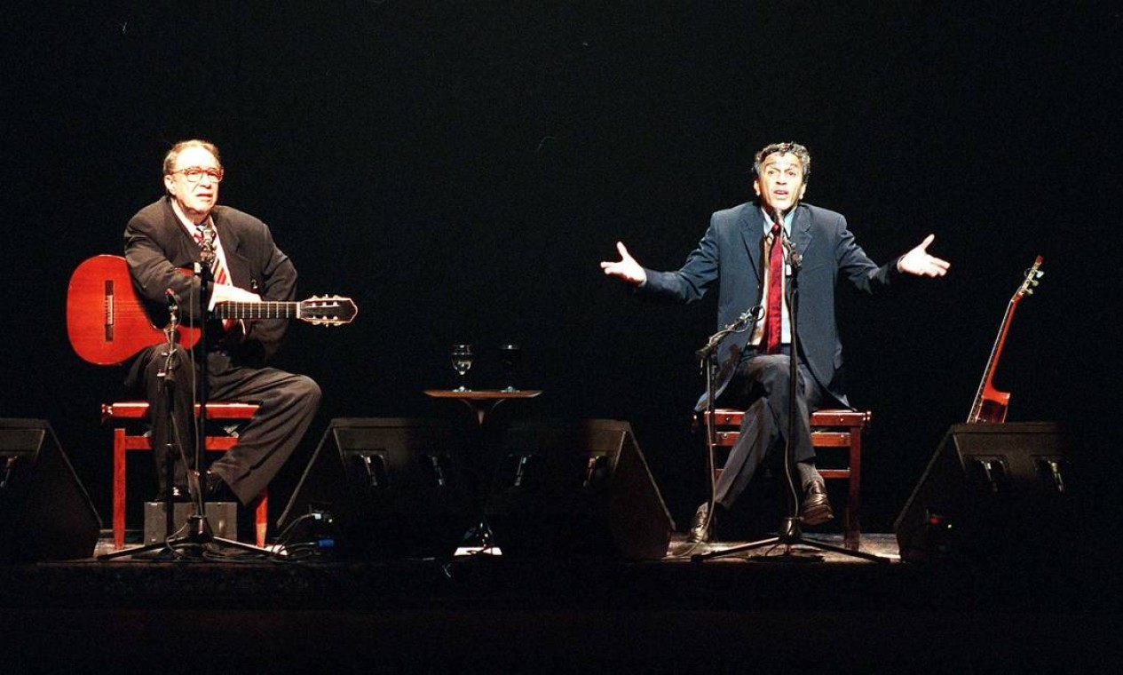 Em 1999, dividindo o palco com o amigo e parceiro Caetano Veloso Foto: Luiz Carlos Santos / Agência O Globo