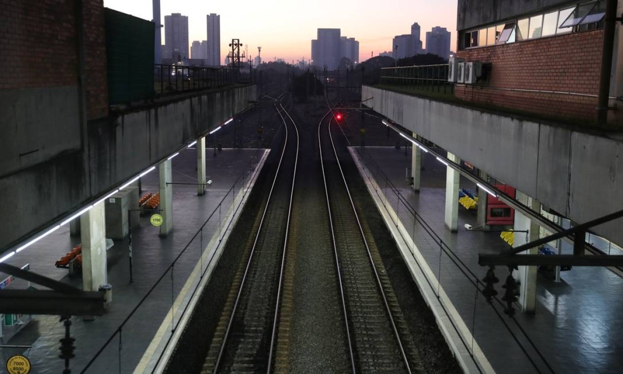 Plataformas vazias de uma estação de metrô, em São Paulo Foto: NACHO DOCE / Reuters