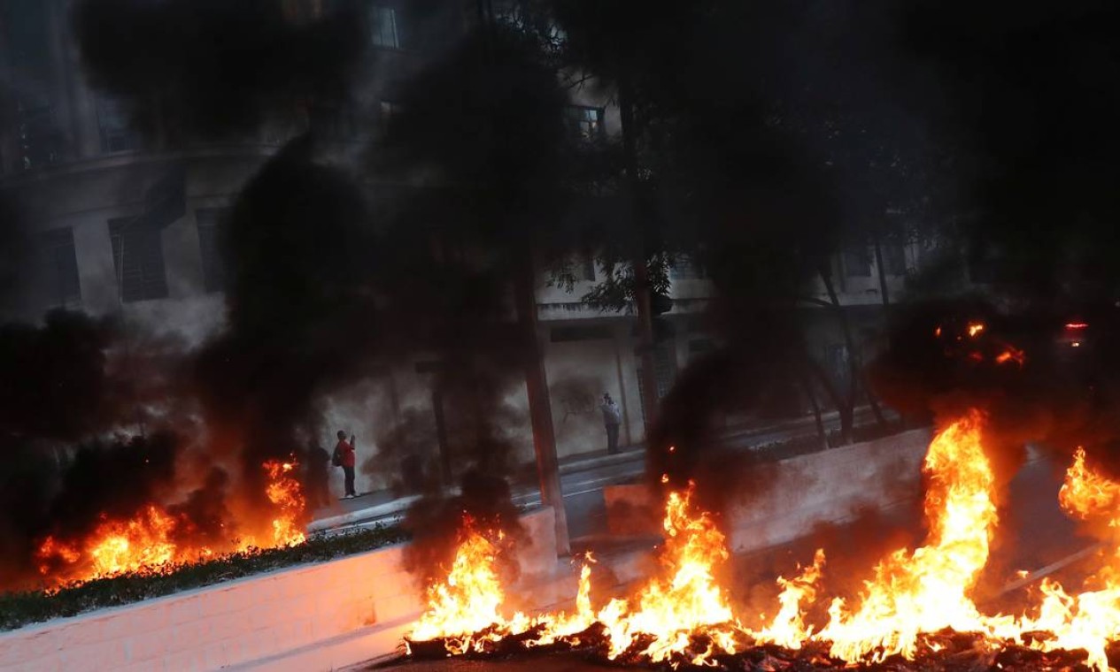Fileira de pneus queimando e bloqueando uma rua no centro de São Paulo Foto: NACHO DOCE / Reuters