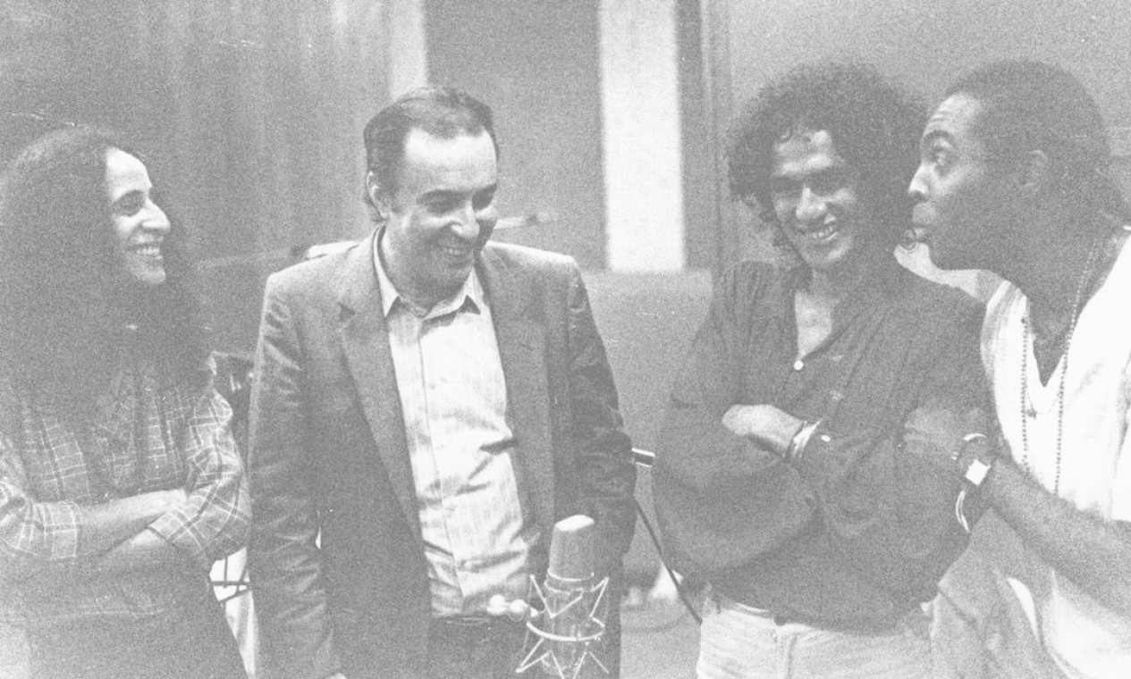 João Gilberto com Maria Bethania, Caetano Veloso e Gilberto Gil, em 1981 Foto: Rogério Sganzela / Divulgação