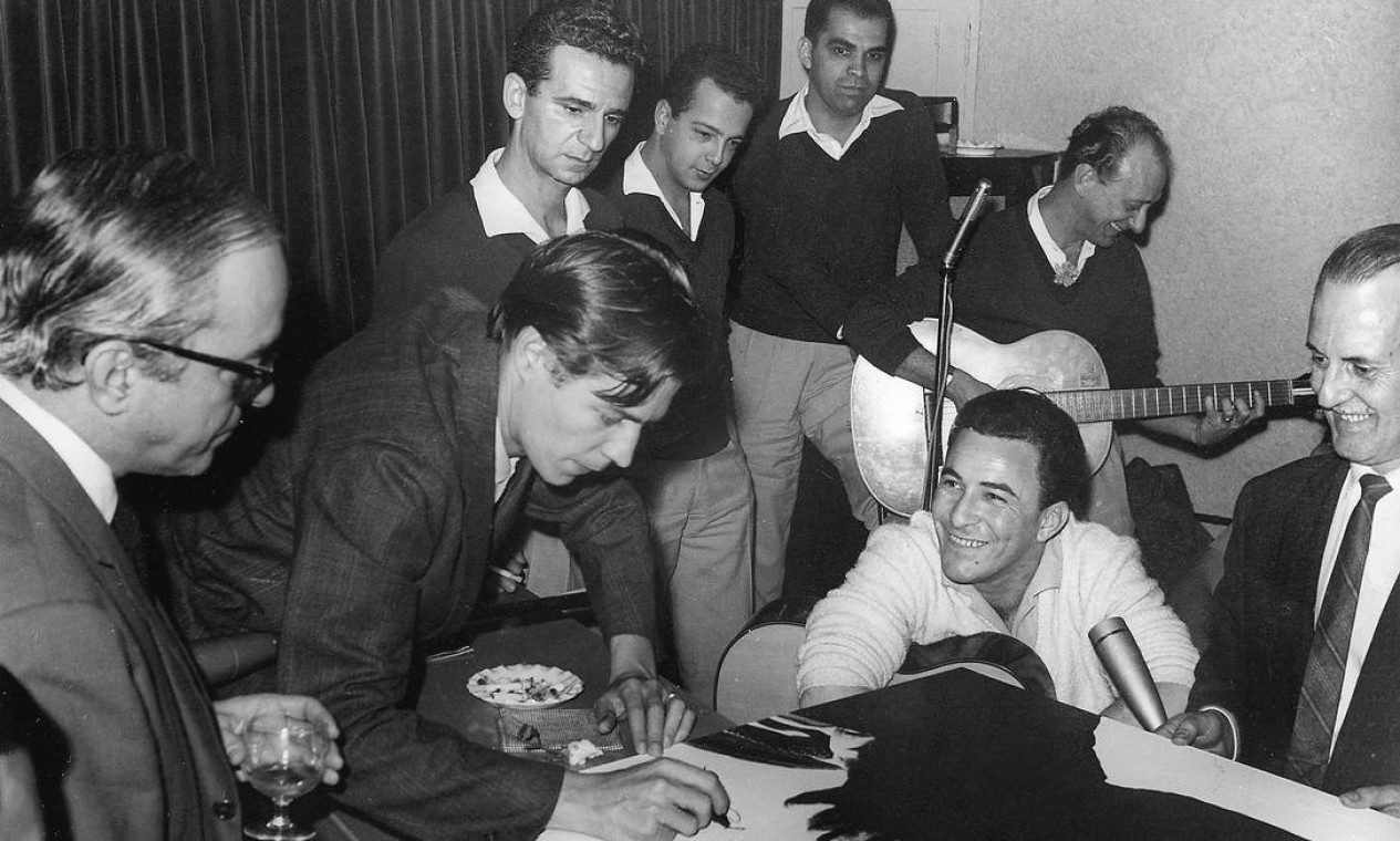 O cantor com Vinicius de Moraes e Tom Jobim, autores de "Chega de saudade", marco zero da Bossa Nova, gravada por João em 1958. Foto: Antônio Nery / Agência O Globo