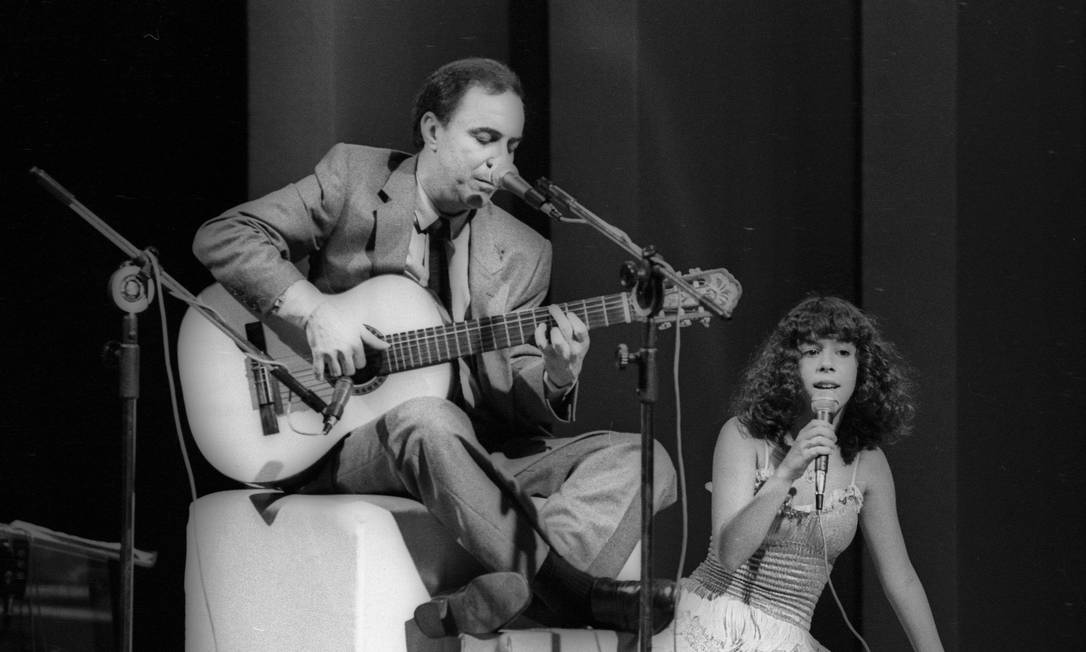 Em 1980, João Gilberto gravou um especial para a TV Globo, no Teatro Fênix. Um dos destaques da noite foi o dueto com a filha Bebel, que depois desenvolveria uma sólida carreira musical Foto: Alcyr Cavalcanti / Agência O Globo