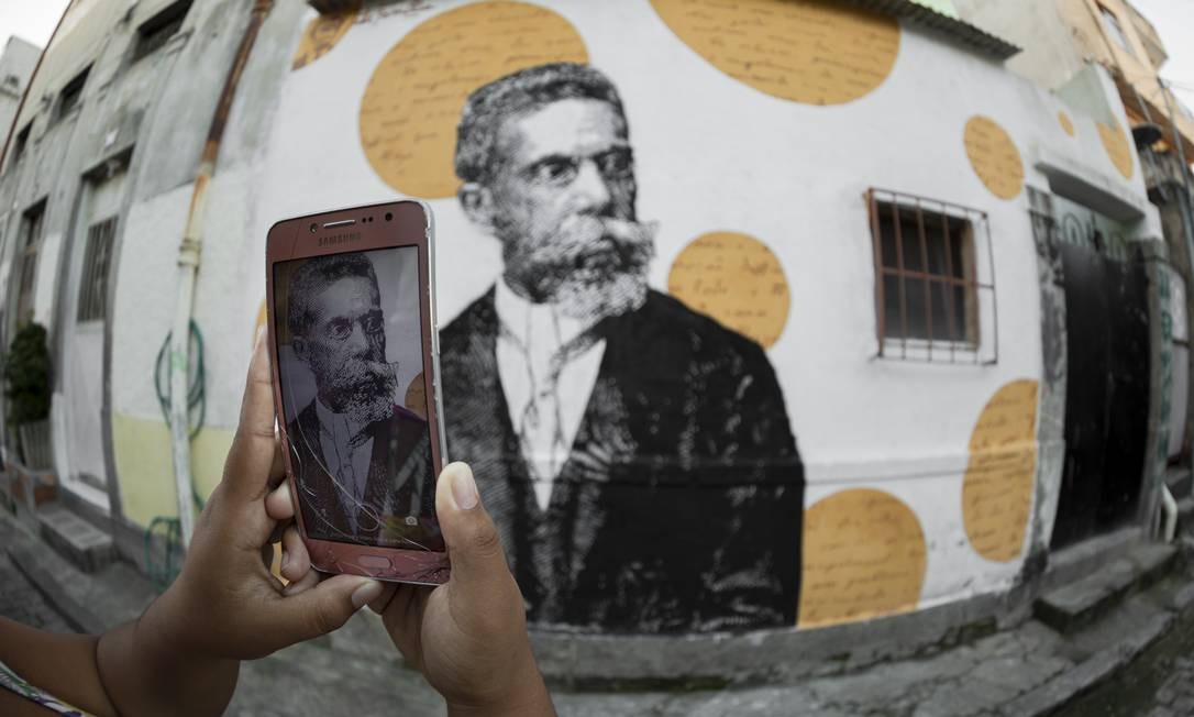 Grafite em homenagem ao escritor brasileiro Machado de Asis, perto da casa em que teria nascido, na Ladeira do Livramento Foto: GABRIEL MONTEIRO / Agência O Globo