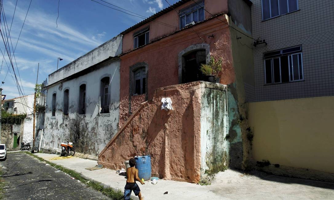 Imóvel onde Machado de Assis teria nascido (laranja e branco), na Ladeira do Livramento, Centro do Rio Foto: Marcelo Piu / 10-03-2013
