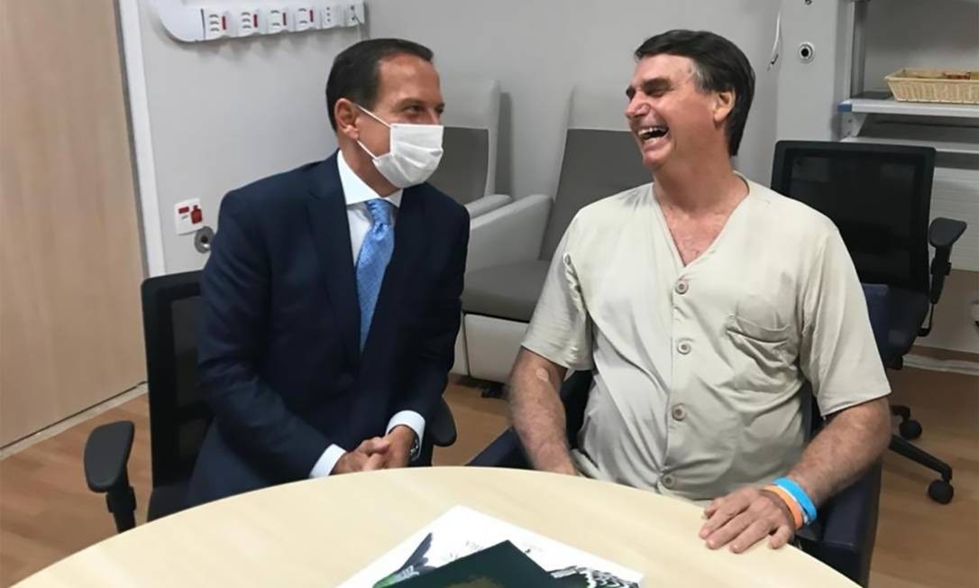 No dia 11 de fevereiro, o governador de São Paulo, João Dória, visita o presidente Jair Bolsonaro, dois dias antes dele ter alta do Hospital Albert Eistein. "Falamos sobre a reforma da Previdência, a mais importante que o país tem pela
frente", revelou o governador tucano ao deixar o gabinete montado no hospital pelo presidente Foto: Reprodução / Twitter
