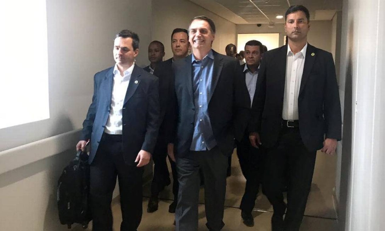 Em 13 de fevereiro, Jair Bolsonaro deixa o Albert Eisten, em São Paulo, para retomar sua rotina na Presidência. Os primeiros dias, contudo, foram de encontros com poucas pessoas, devido ainda à fragilidade imunológica após a cirurgia Foto: HANDOUT / Reuters
