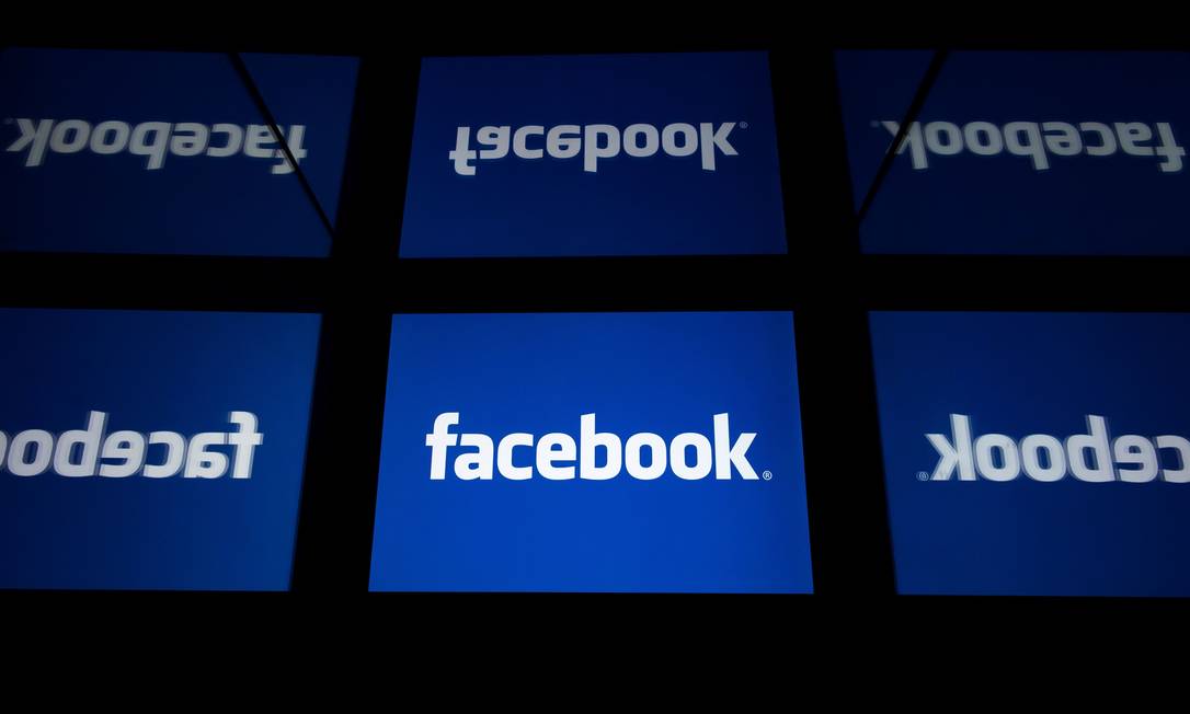 Logo do Facebook, que é pressionado a adotar precauções maiores contra disseminação de notícias falsas Foto: LIONEL BONAVENTURE / AFP