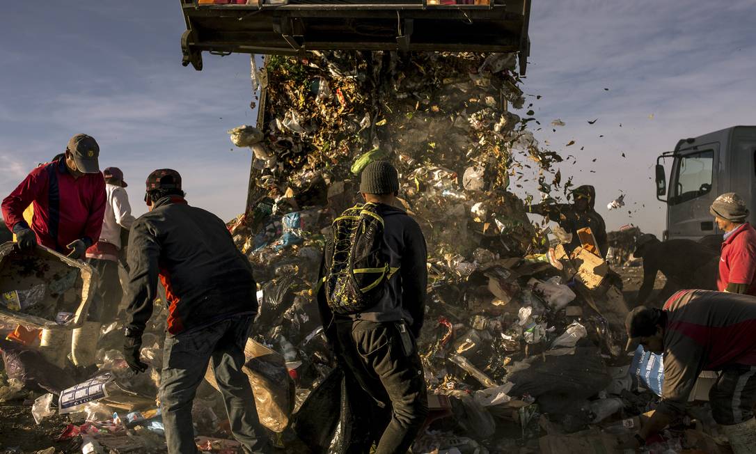 Luta pela sobrevivência. Em aterro sanitário da Argentina, pessoas buscam roupas, alimentos e materiais; 163 milhões de latino-americanos vivem na pobreza, e mais 82 milhões na extrema pobreza Foto: SARAH PABST / NYT