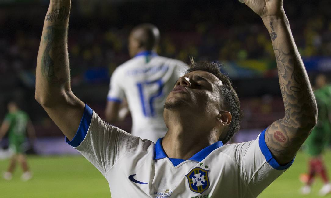 Coutinho ergue as mãos aos céus ao fazer o primeiro gol Foto: Agência O Globo
