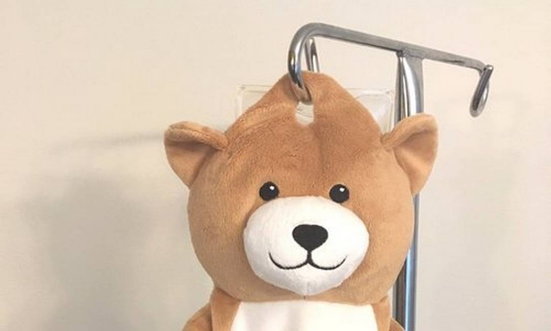 O ursinho Medi Teddy, invenção de Ella Casano, esconde os medicamentos Foto: Reprodução / Medi Teddy