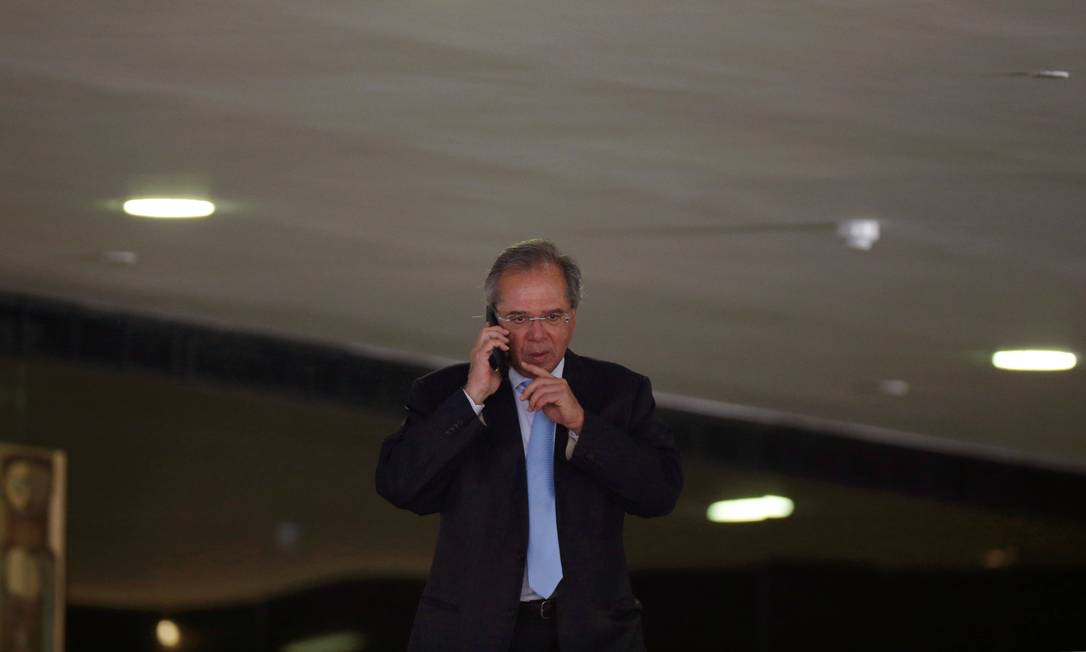 Ministro da Economia, Paulo Guedes fala ao telefone no Palácio do Planalto Foto: ADRIANO MACHADO 13-07-2019 / REUTERS