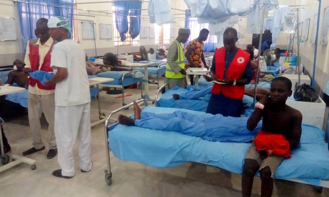 ATTENTION EDITORS - VISUALS COVERAGE OF SCENES OF INJURY OR DEATH Injured people receive treatment inside a hospital in Maiduguri, after a triple suicide attack in northeast Nigerian state of Borno, Nigeria June 17, 2019. REUTERS/Ahmed Kingimi NO RESALES. NO ARCHIVE. Foto: STRINGER / REUTERS