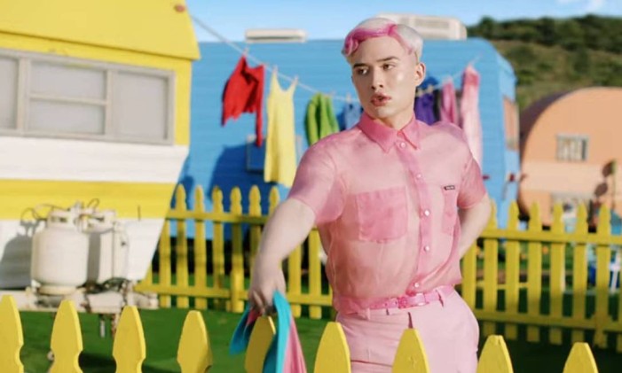 O cantor e influenciador digital Chester Lockhart aparece com sua mecha rosa no cabelo. Foto: Reprodução