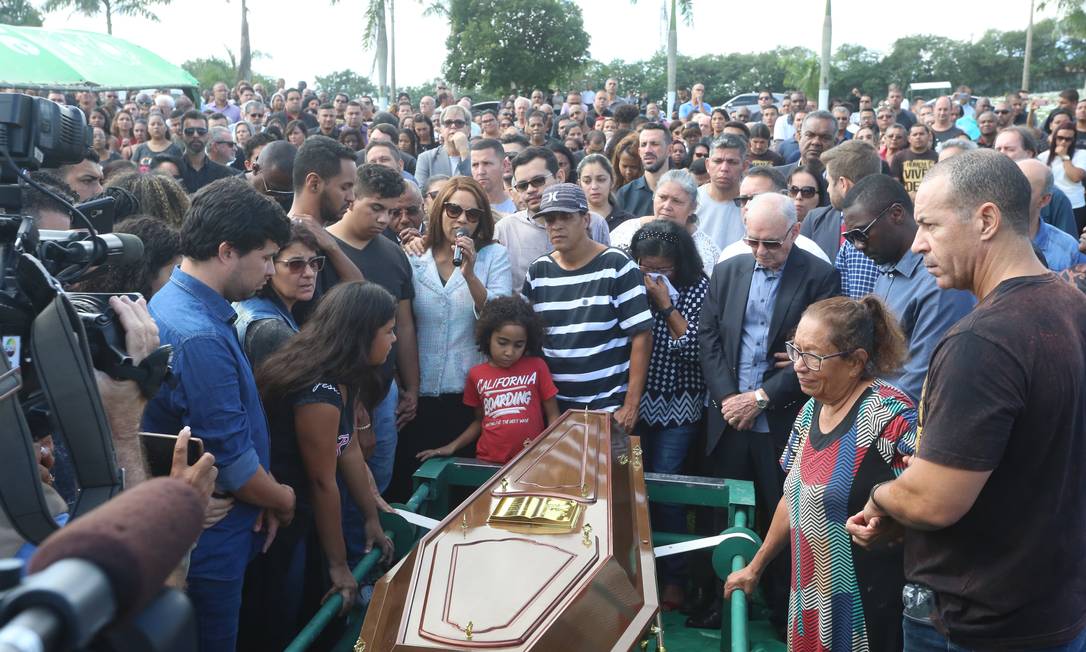 A deputada federal e cantora gospel Flordelis se despede do marido no sepultamento, realizado em Niterói Foto: Fabiano Rocha / Agência O Globo