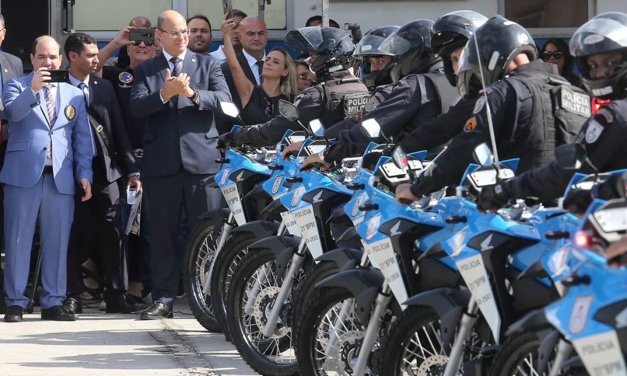 Witzel participa de entrega de motos para a o 31º BPM (Recreio dos Bandeirantes), em 31 de maio Foto: Guilherme Pinto / Agência O Globo