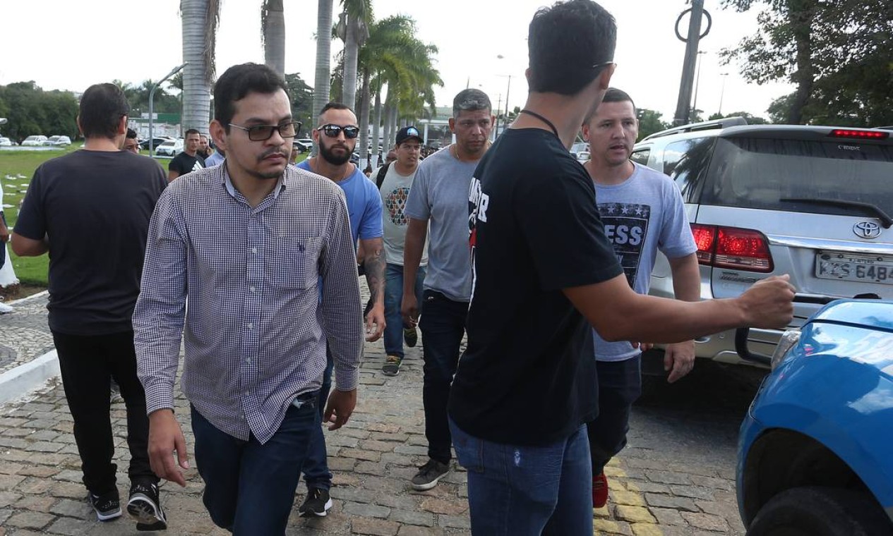 Flávio Rodrigues de Souza (à esquerda, de óculos e com mangas compridas), de 38 anos, filho biológico de Flordelis, está sendo acusado pelo irmão de ser um dos mandantes do crime Foto: Fabiano Rocha / Agência O Globo