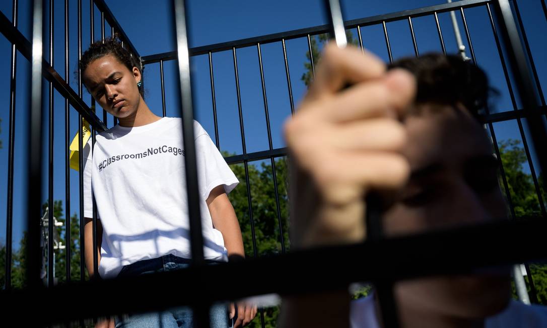 Teenagers are seen in a cage during a protest of international labor groups, civil society and students against the policy of migrant family separation along the US-Mexico border on June 17, 2019 in front of the United Nations offices in Geneva. (Photo by FABRICE COFFRINI / AFP) Foto: FABRICE COFFRINI / AFP