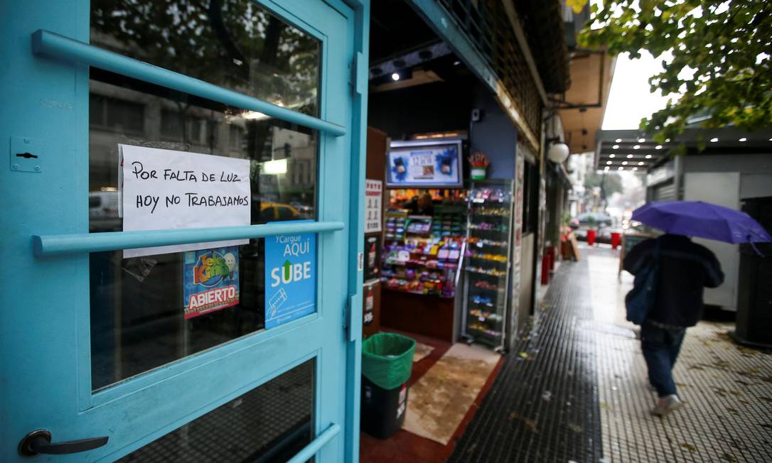 
Loja fecha as portas em Buenos Aires, um dia depois de um blecaute que deixou o país às escuras
Foto:
AGUSTIN MARCARIAN
/
REUTERS
