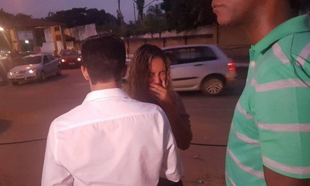 Uma parente de Danielle chora após saber que ela não deixaria a prisão Foto: Marcos Nunes