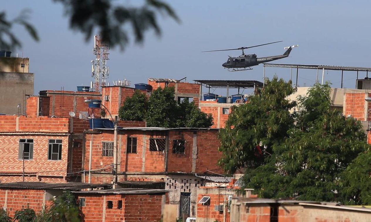Helicóptero blindado da Polícia Civil sobrevoa a comunidade Cidade de Deus, na Zona Oeste do Rio, durante operação em março deste ano. Foto: Fabiano Rocha / Agência O Globo